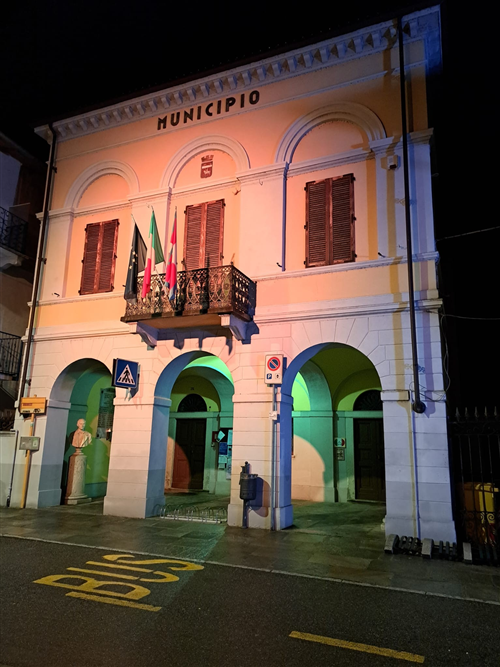 4 febbraio 2026. Il nostro municipio si tinge di arancione per la Giornata mondiale contro il cancro.